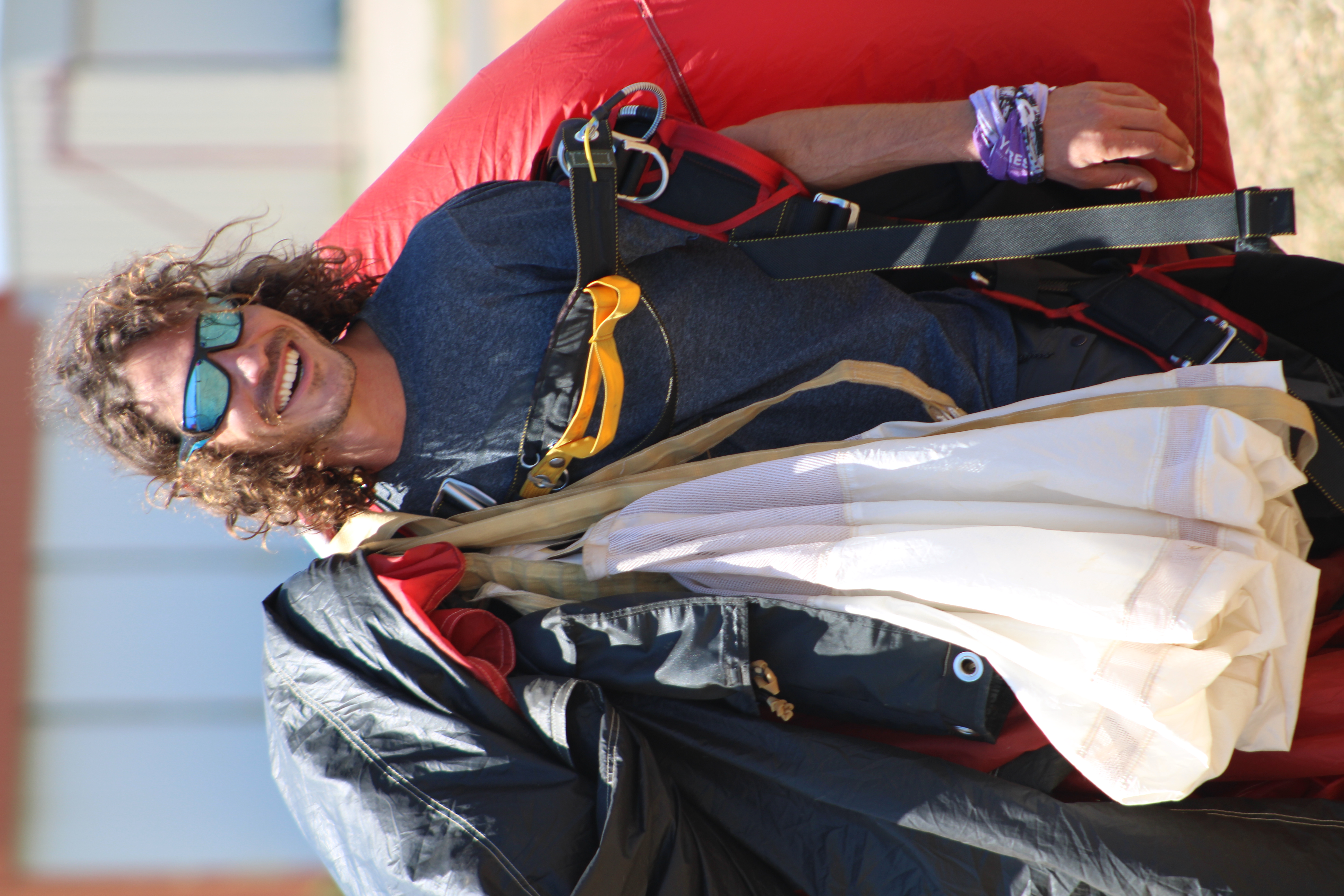 Instructeur de parachutisme souriant avec son équipement